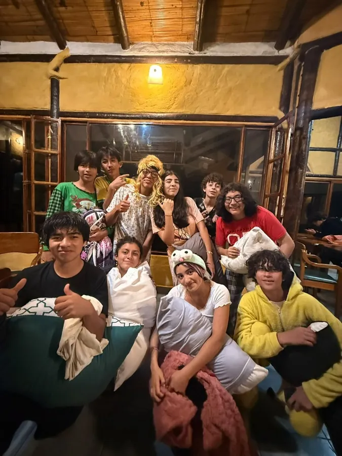 Campistas en pijama listos para la noche de cine