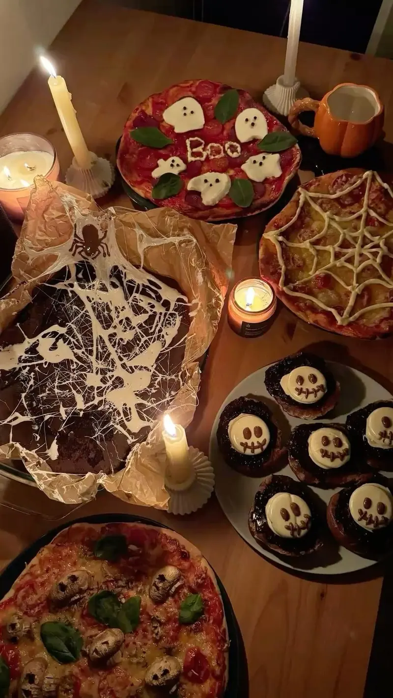 Mesa con postres y comida temática de Halloween