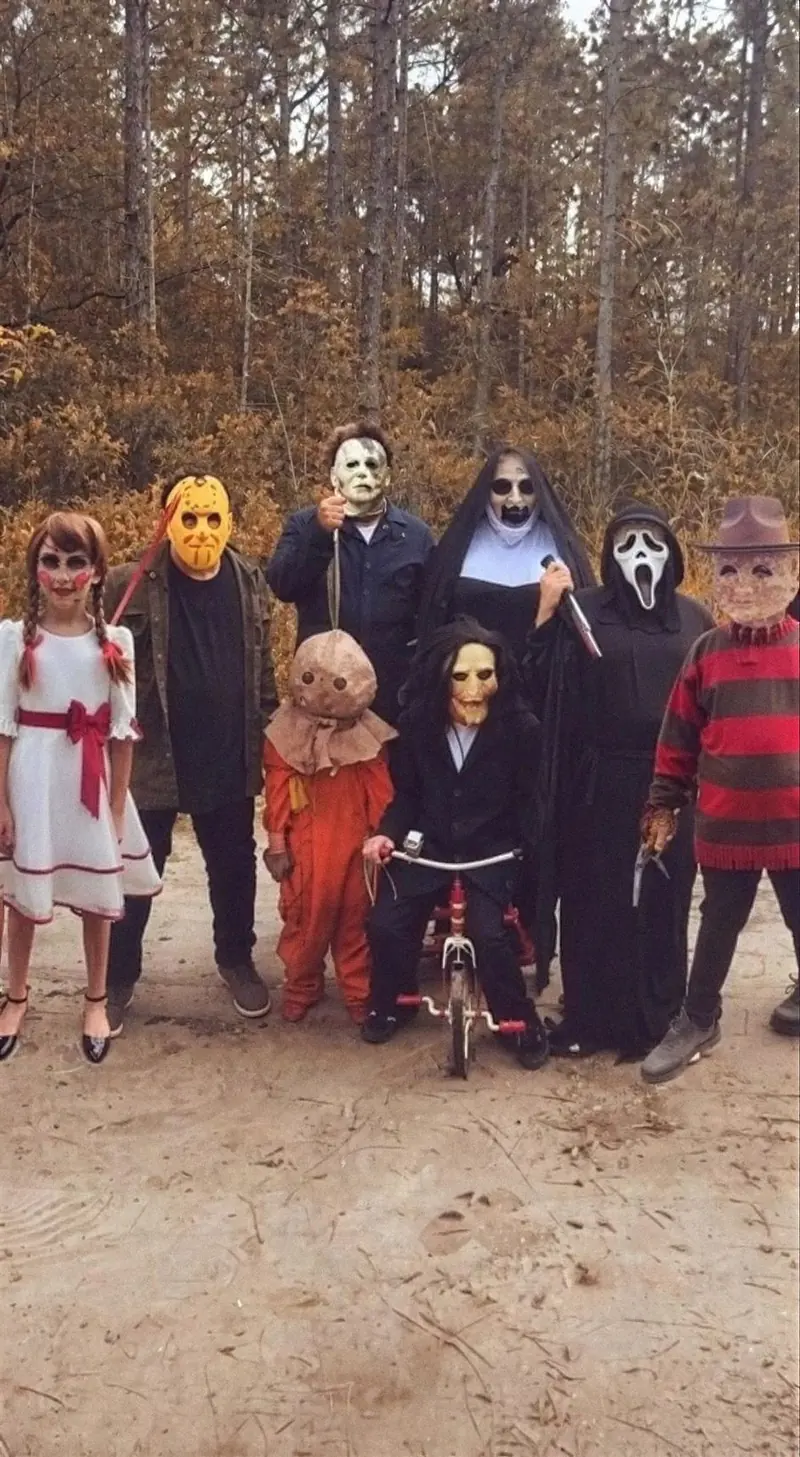 Grupo con disfraces de personajes de terror