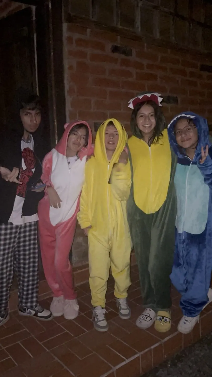 Campistas en pijamas en la noche