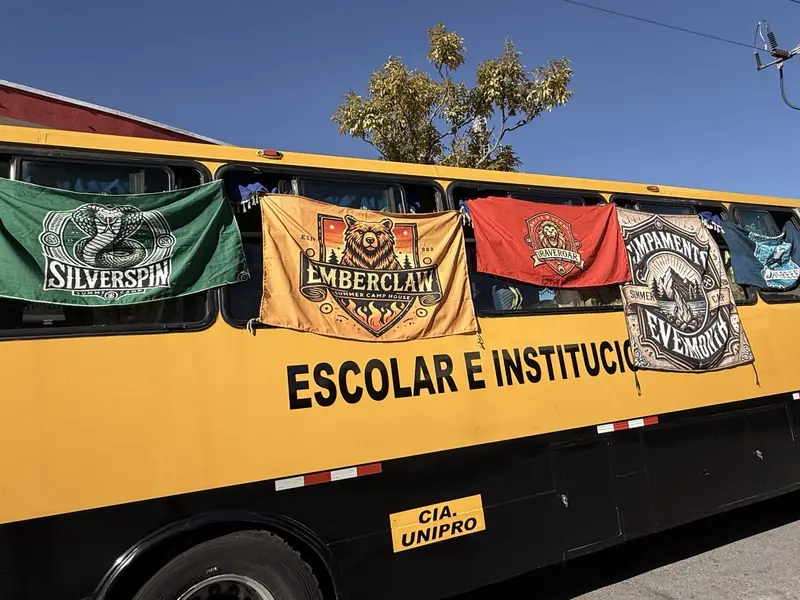 Bus del campamento con las banderas de las cuatro casas